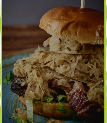„Whiskey Onion Cheese“ Burger mit 100% steirischem Rindfleisch